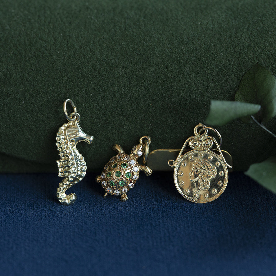 Vintage gold seahorse pendant 14 kt