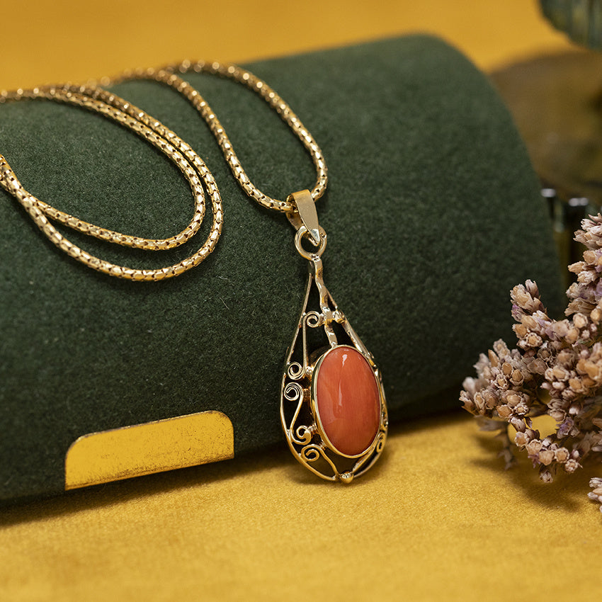 Gold vintage pendant with blood coral 14 kt
