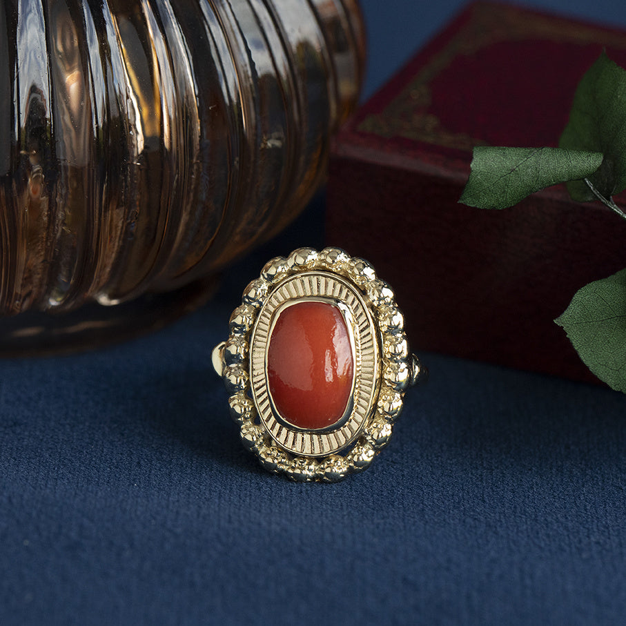 Gold vintage ring with blood coral 14 kt