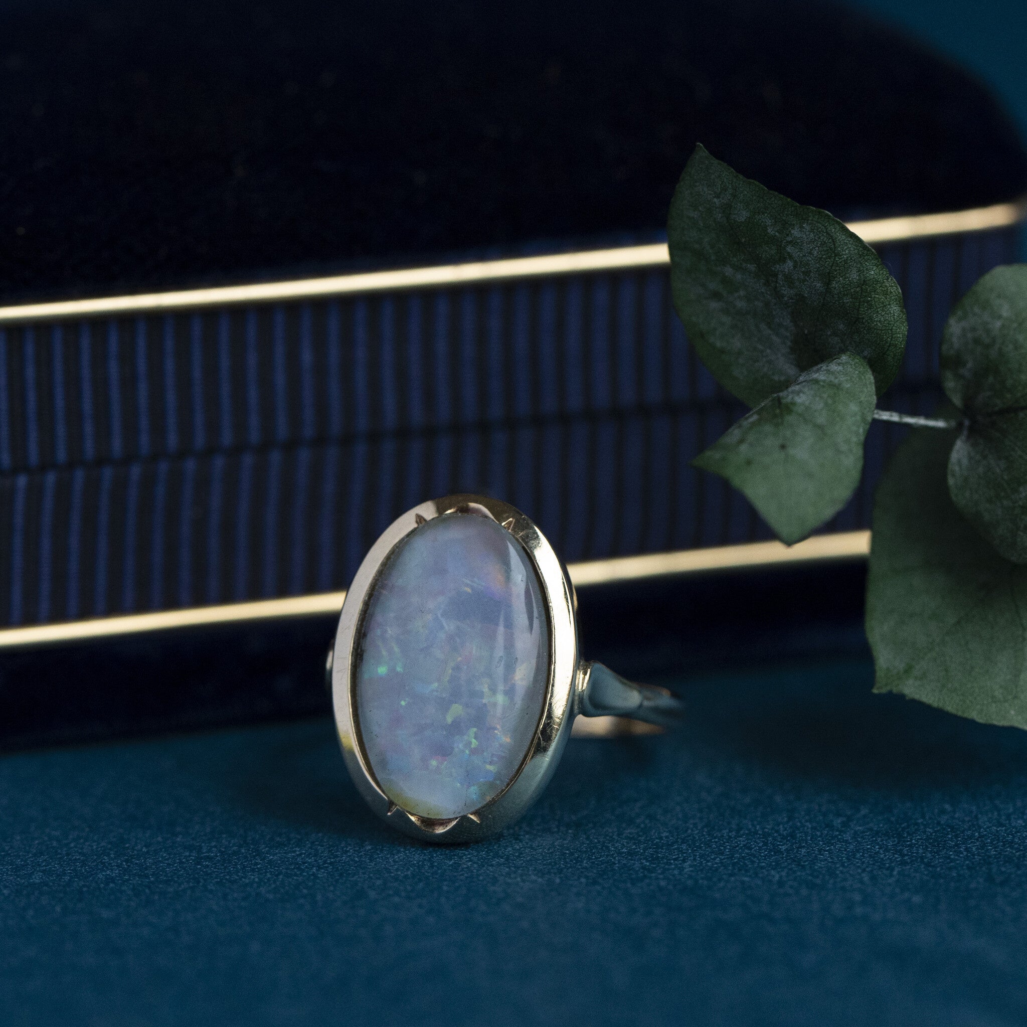 Gold ring with opal triplet 14 kt