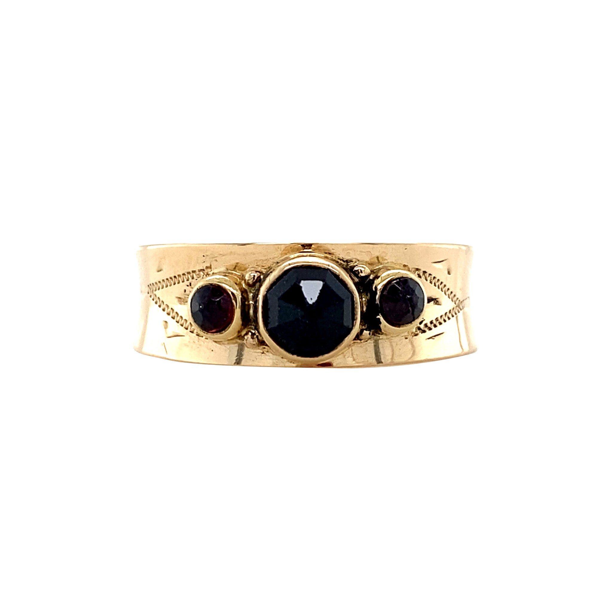 Gold ring with garnet, 14 kt