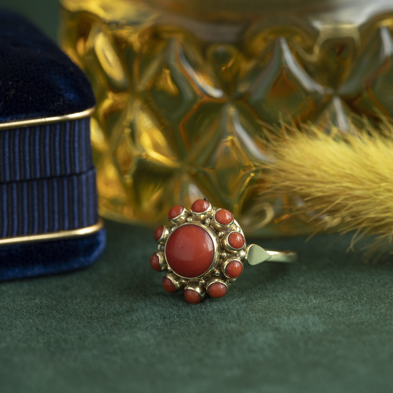 Gouden entourage ring met bloedkoraal 14 krt