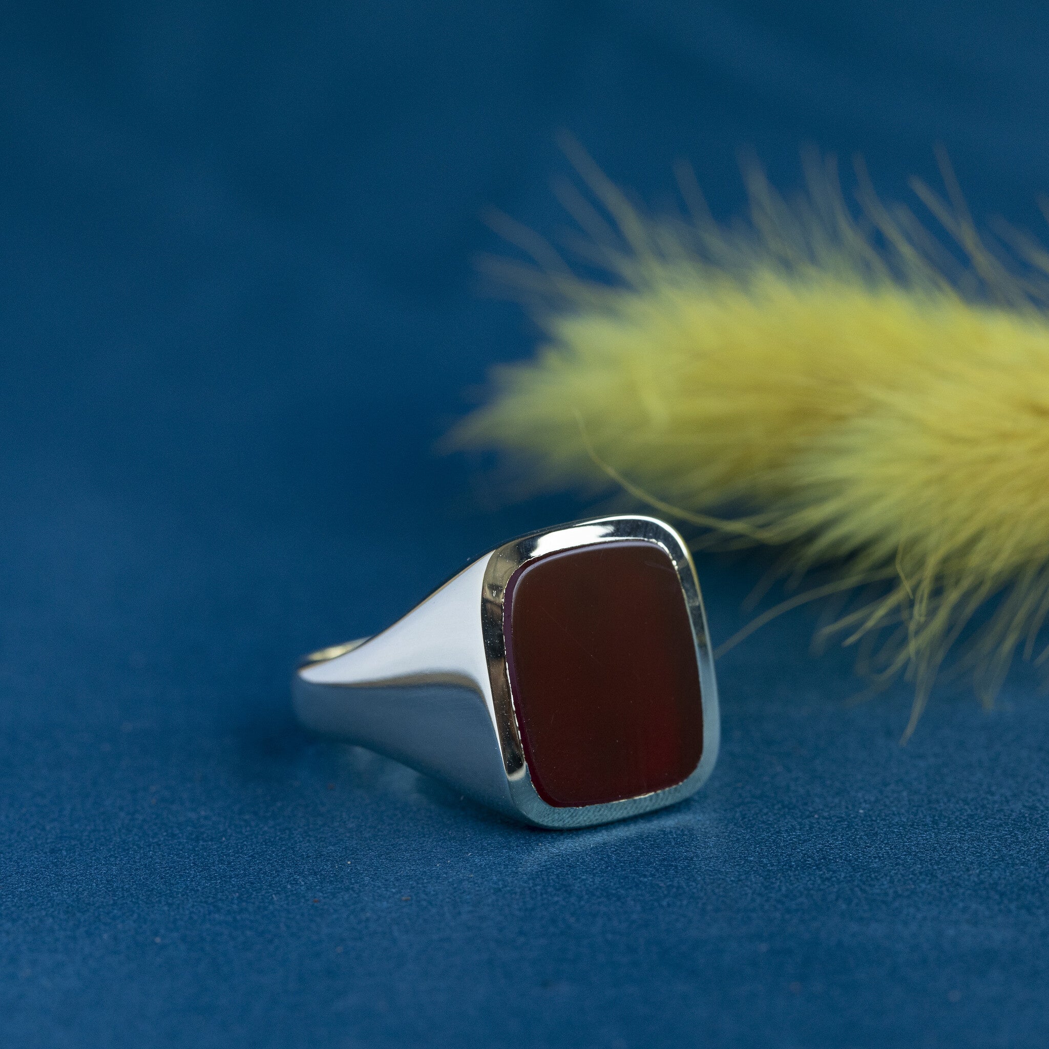 Gouden zegelring met lagensteen carneool 14 krt