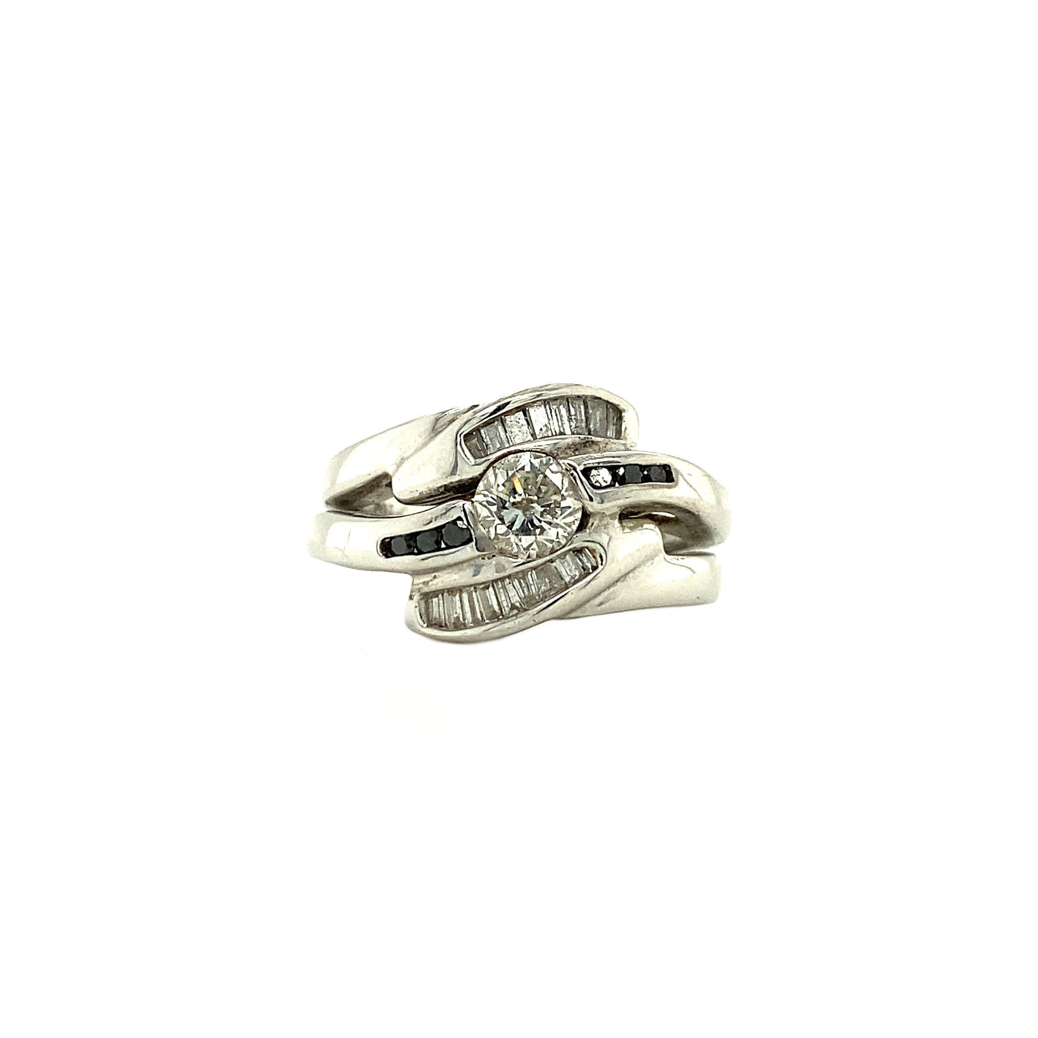 18 kt white gold ring with white and black diamonds
