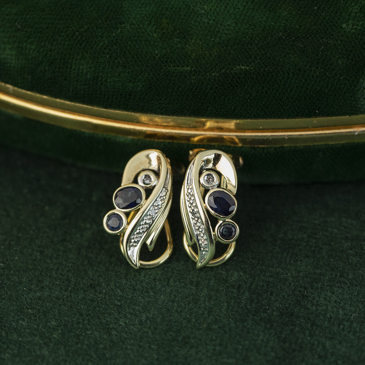 Gouden oorstekers met saffier en diamant 14 krt
