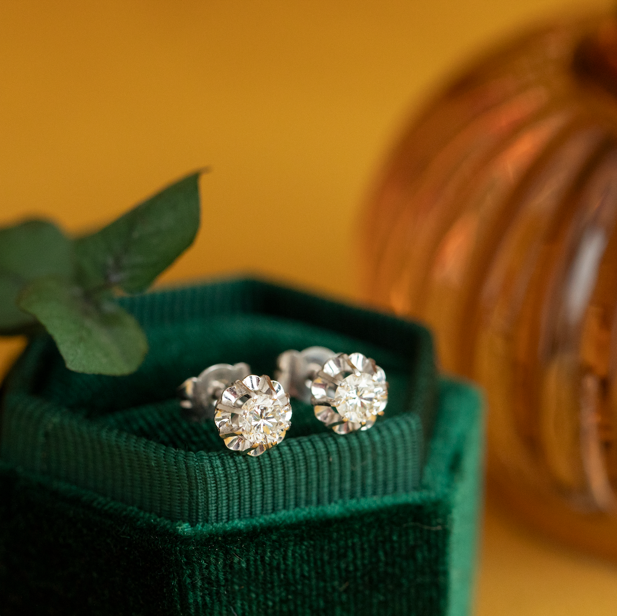 White-gold vintage solitaire stud earrings with diamond 18 kt