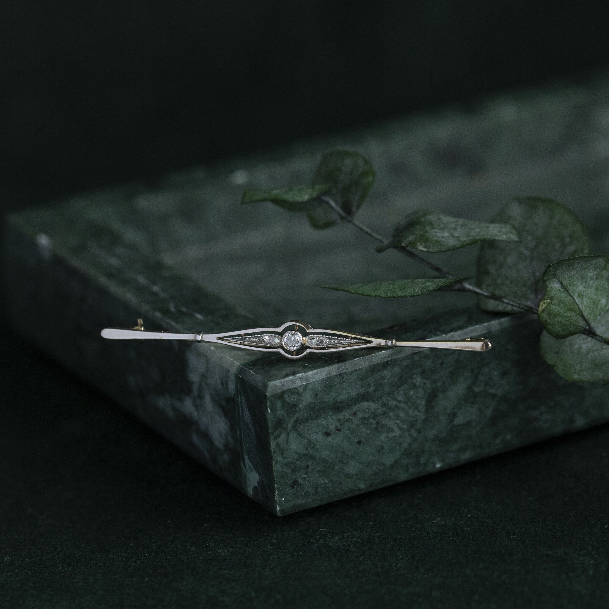 14 kt white gold brooch with diamond