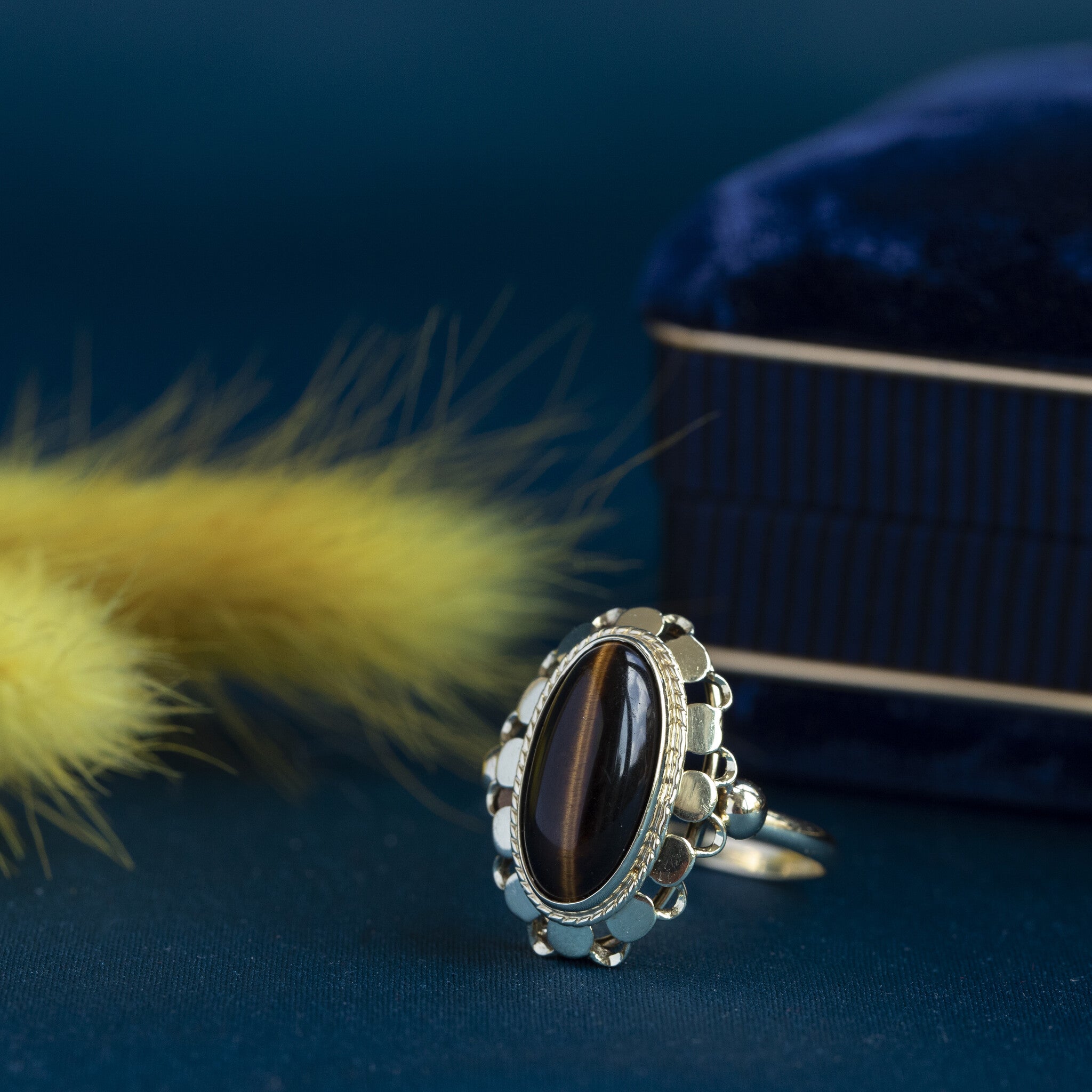 Gold ring with tiger's eye 14 kt