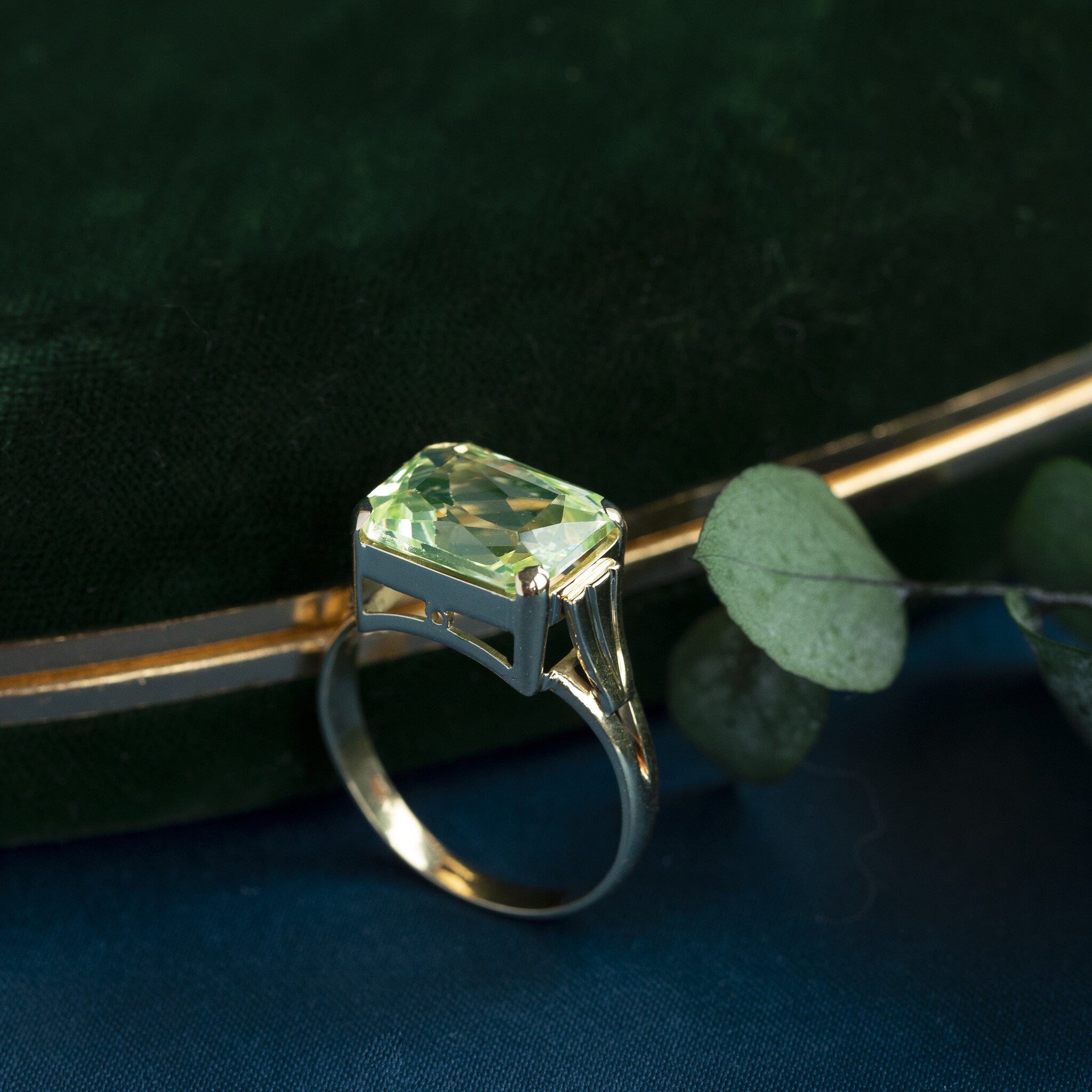 14 kt gold ring with green spinel