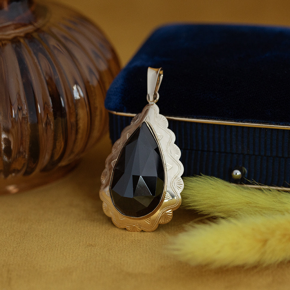 Gold vintage pendant with garnet 14 kt