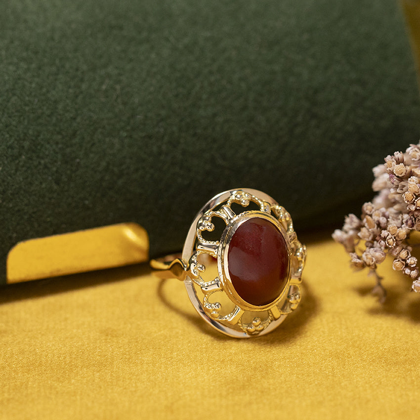 Golden vintage ring with carnelian 14 kt