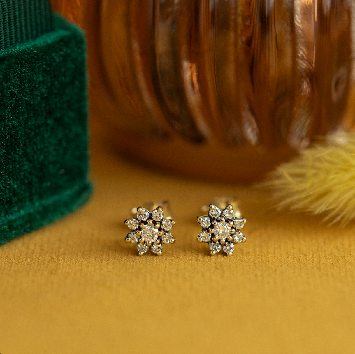 Gouden vintage entourage oorstekers met diamant 14 krt