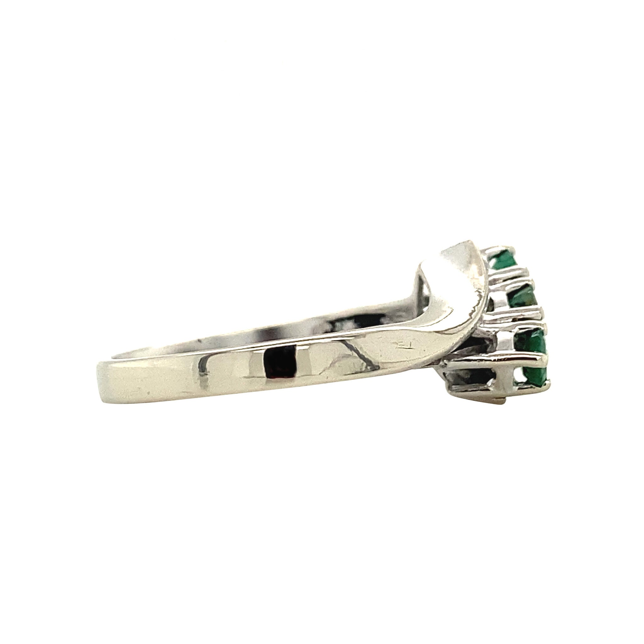 White gold strike ring with emerald 14 krt