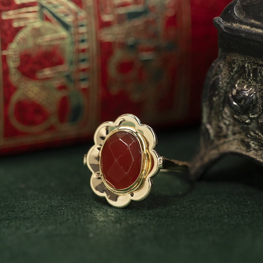 Gold vintage ring with carnelian 14 kt