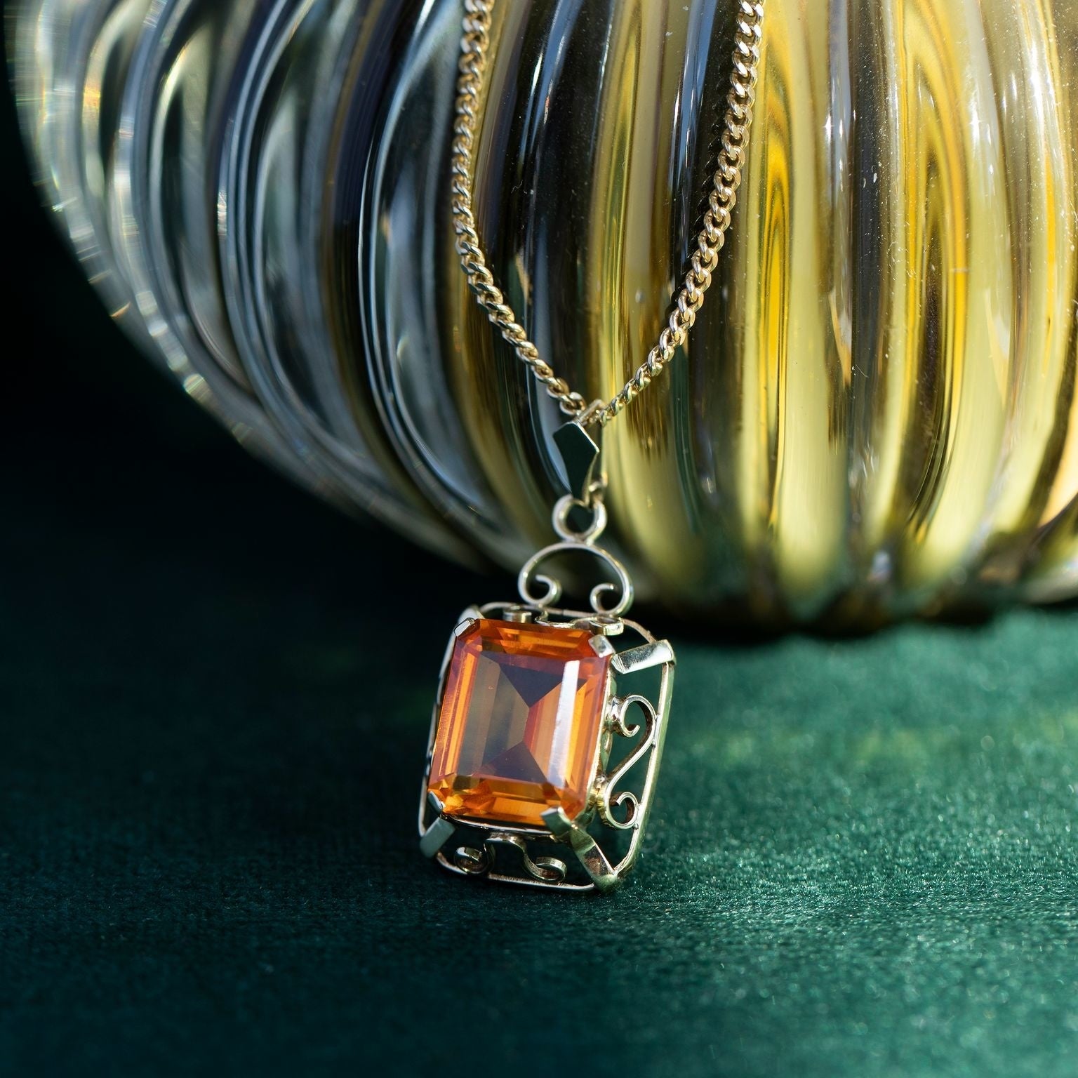 Gouden hanger met oranje saffier 14 krt