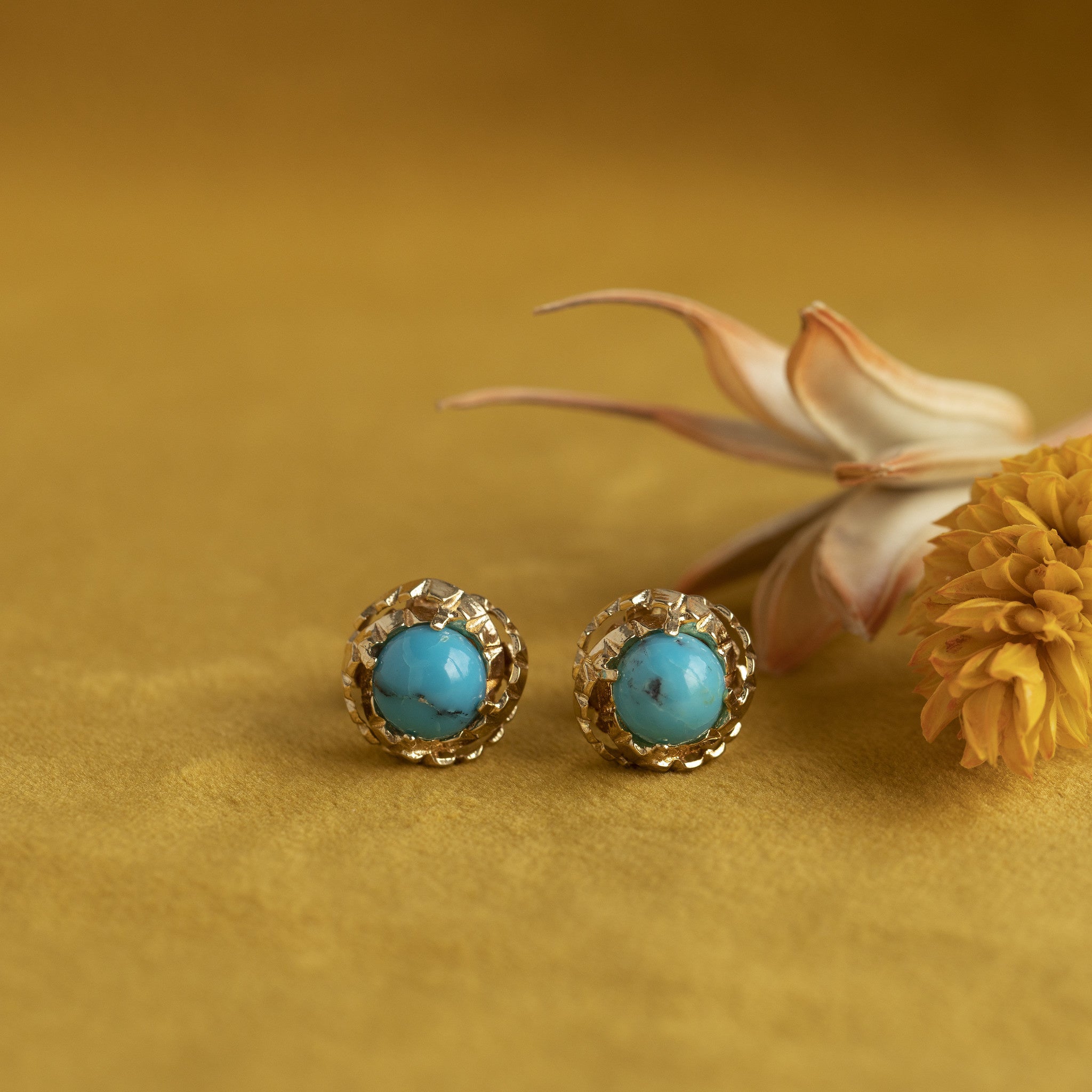 18 kt gold stud earrings with turquoise