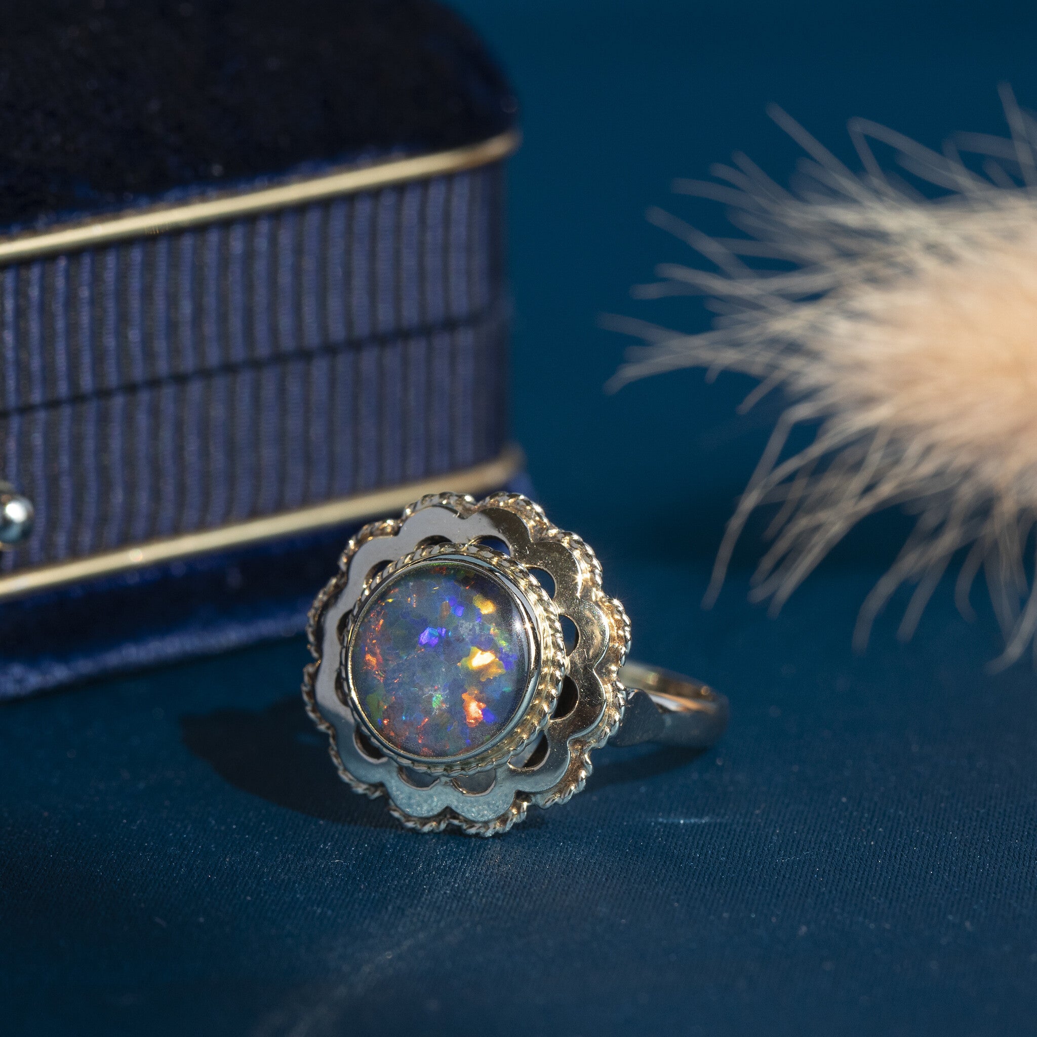 Gold ring with opal triplet, 14 kt
