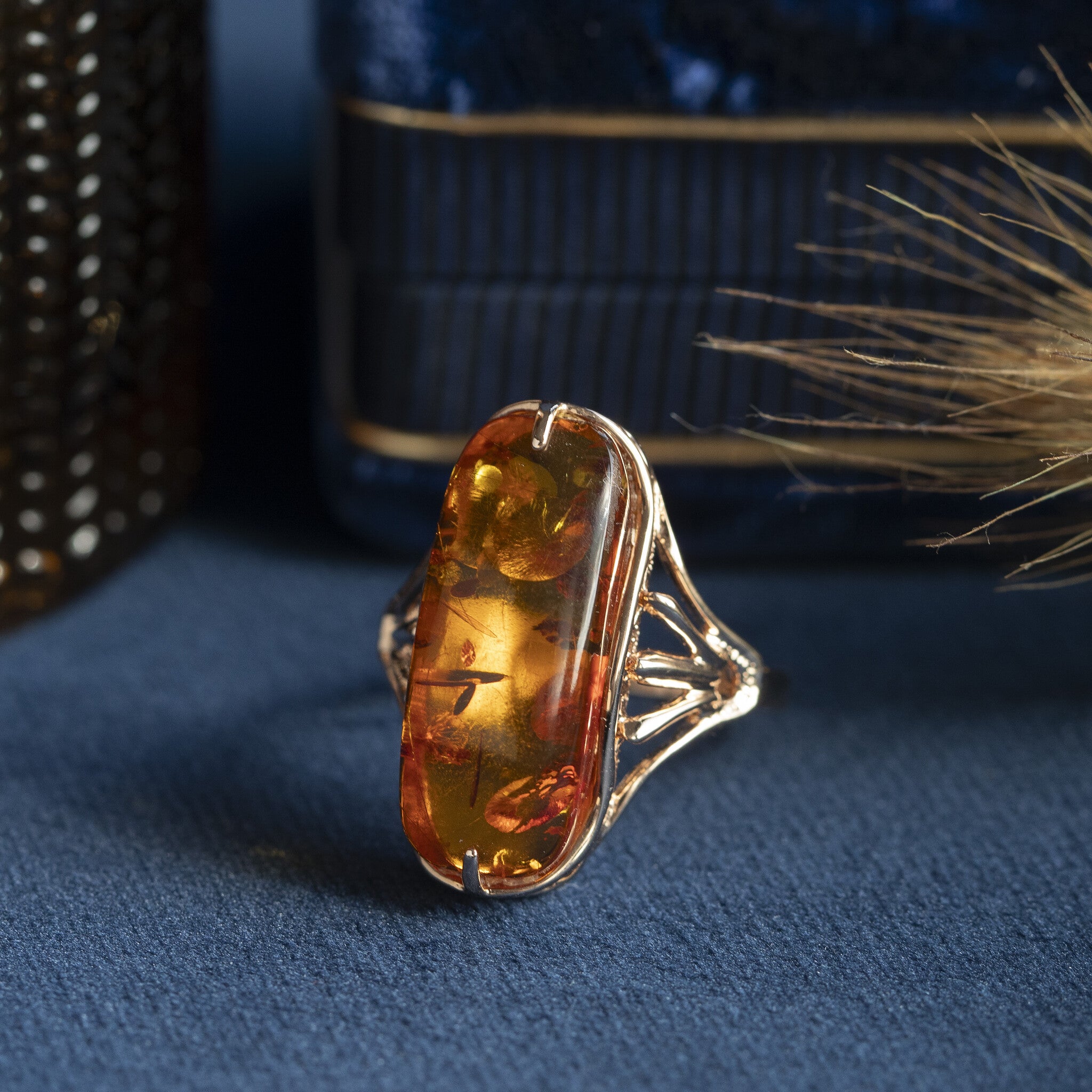 Rose-gold vintage ring with heat-treated amber, 14 kt