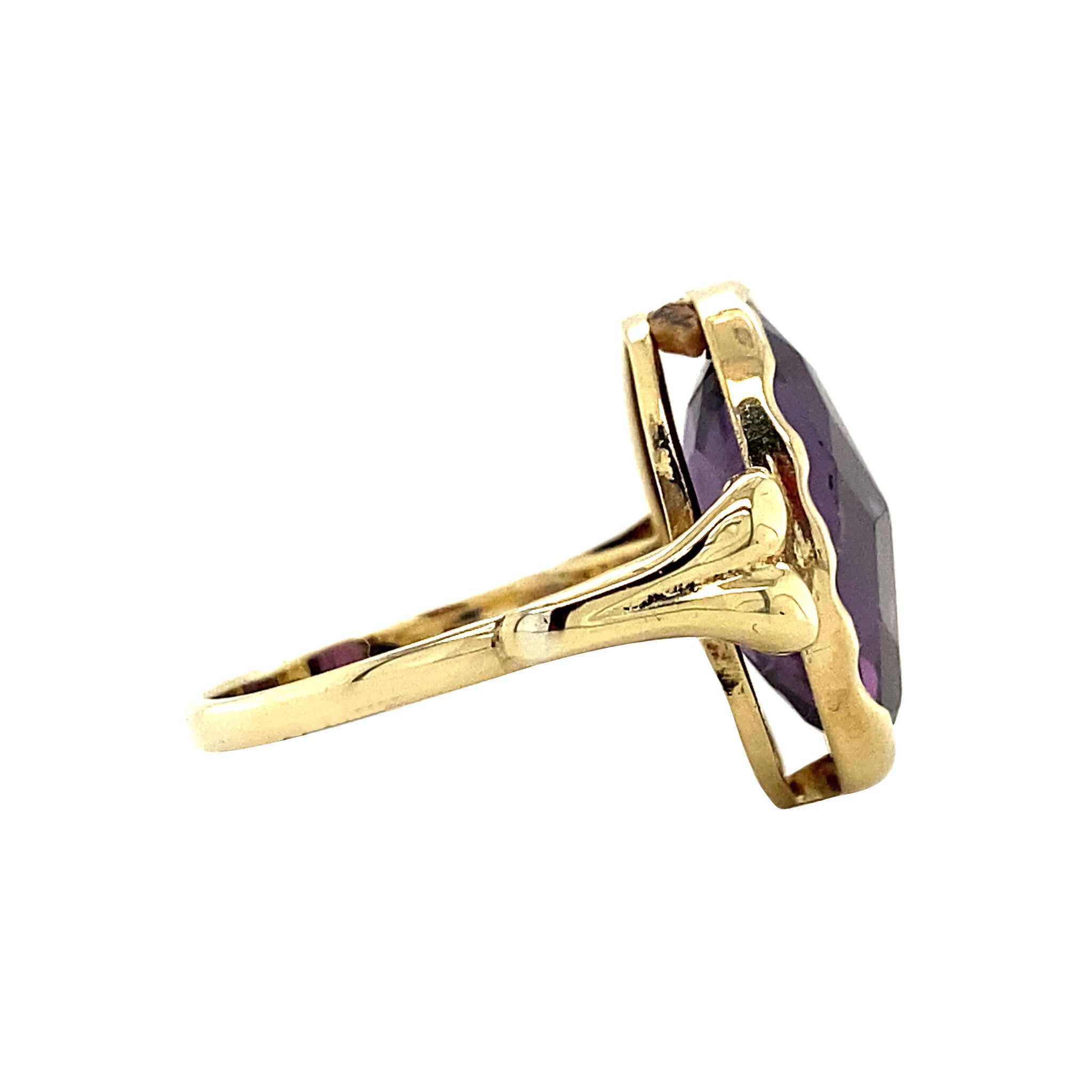 14 kt gold ring with purple sapphire