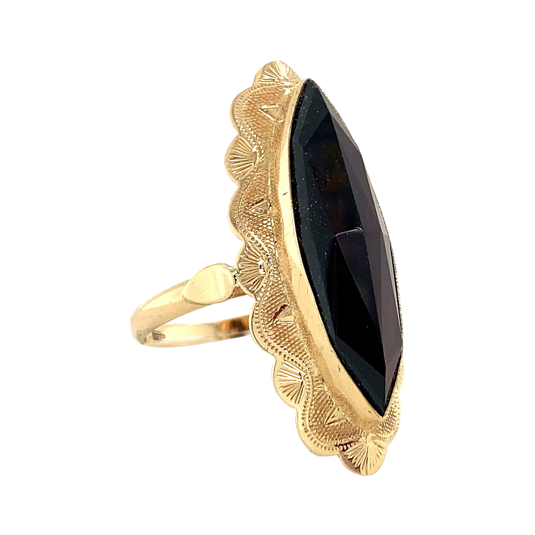 Gold ring with garnet, 14 kt