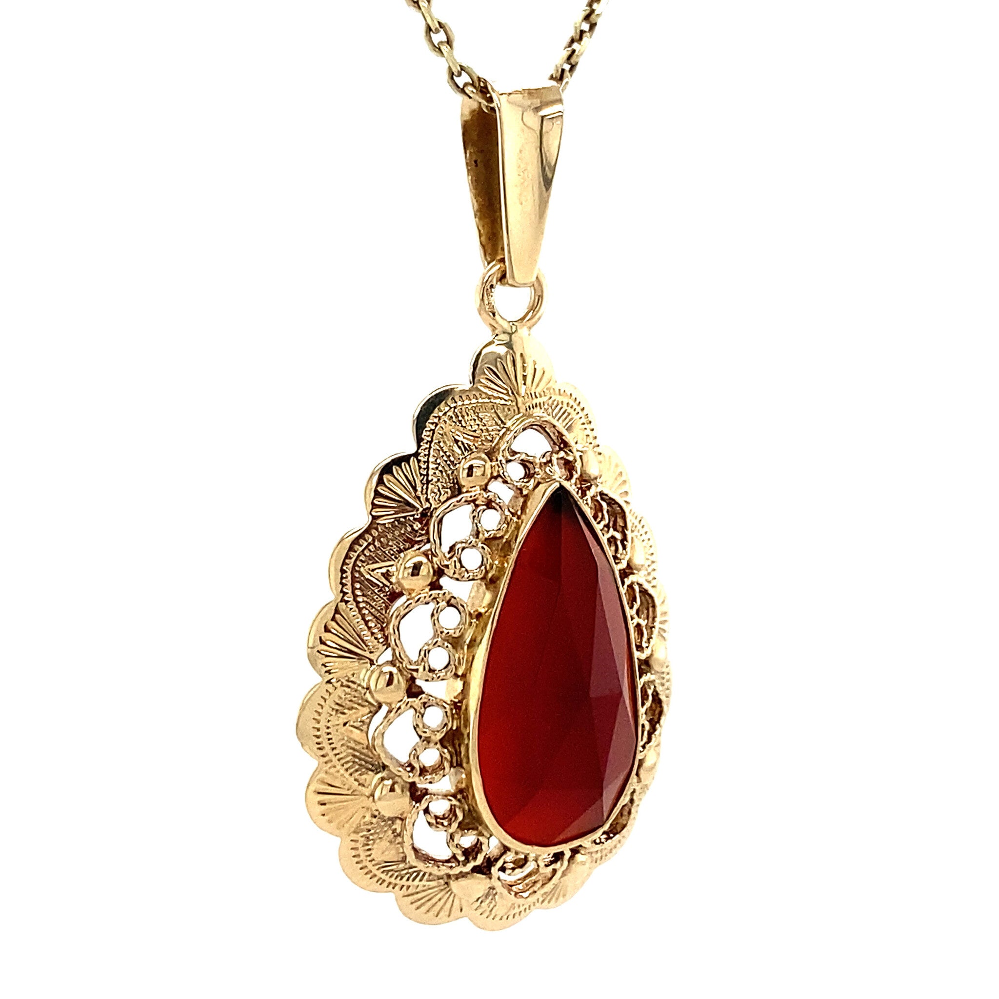 Gold pendant with carnelian 14 kt