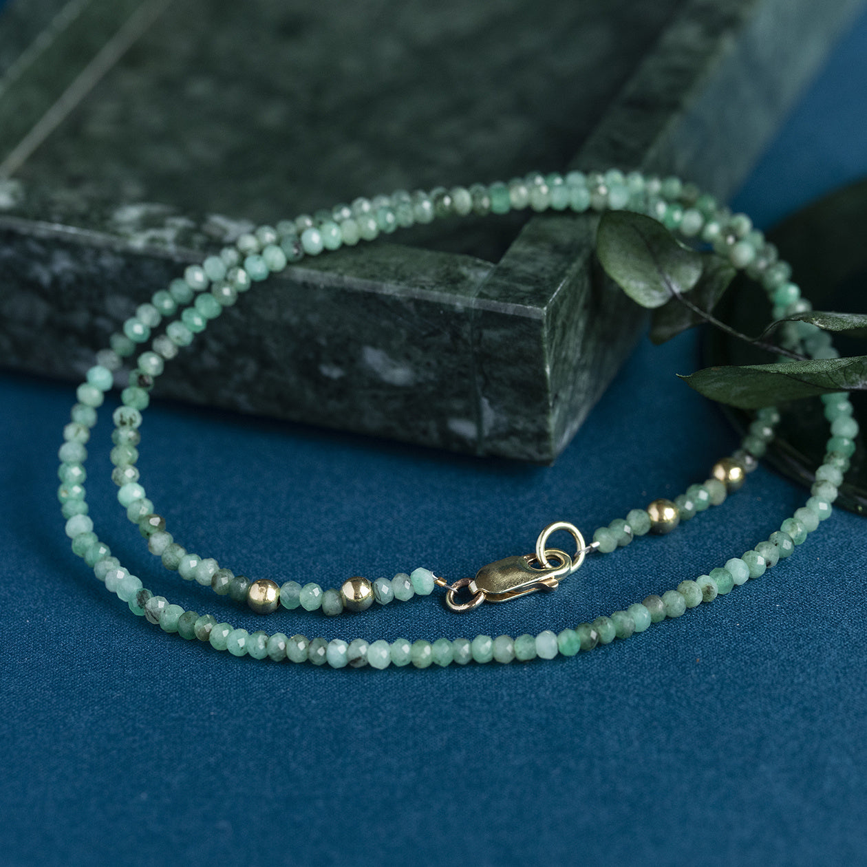 Emerald necklace with gold beads and clasp, 42 cm, 14 kt