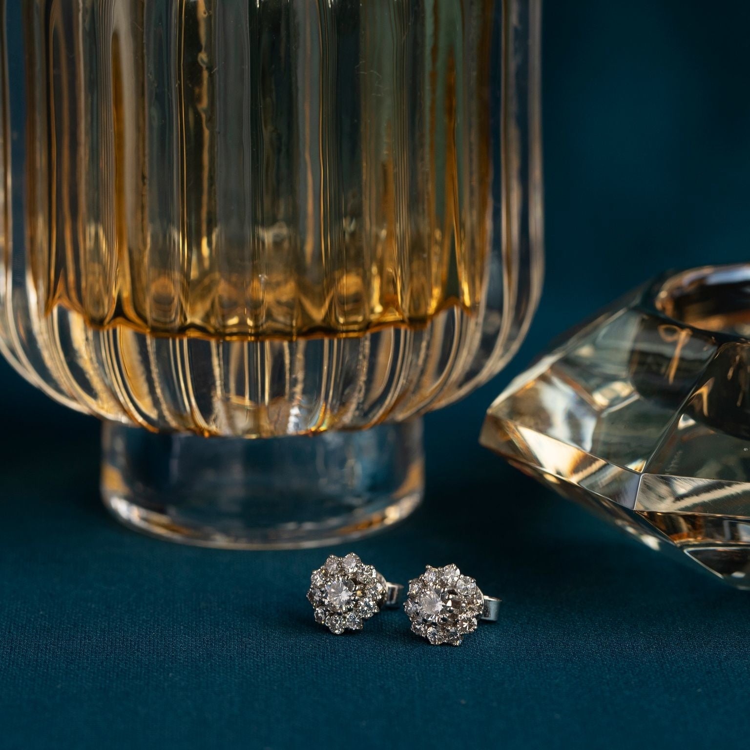 Witgouden entourage oorstekers met diamant 18 krt