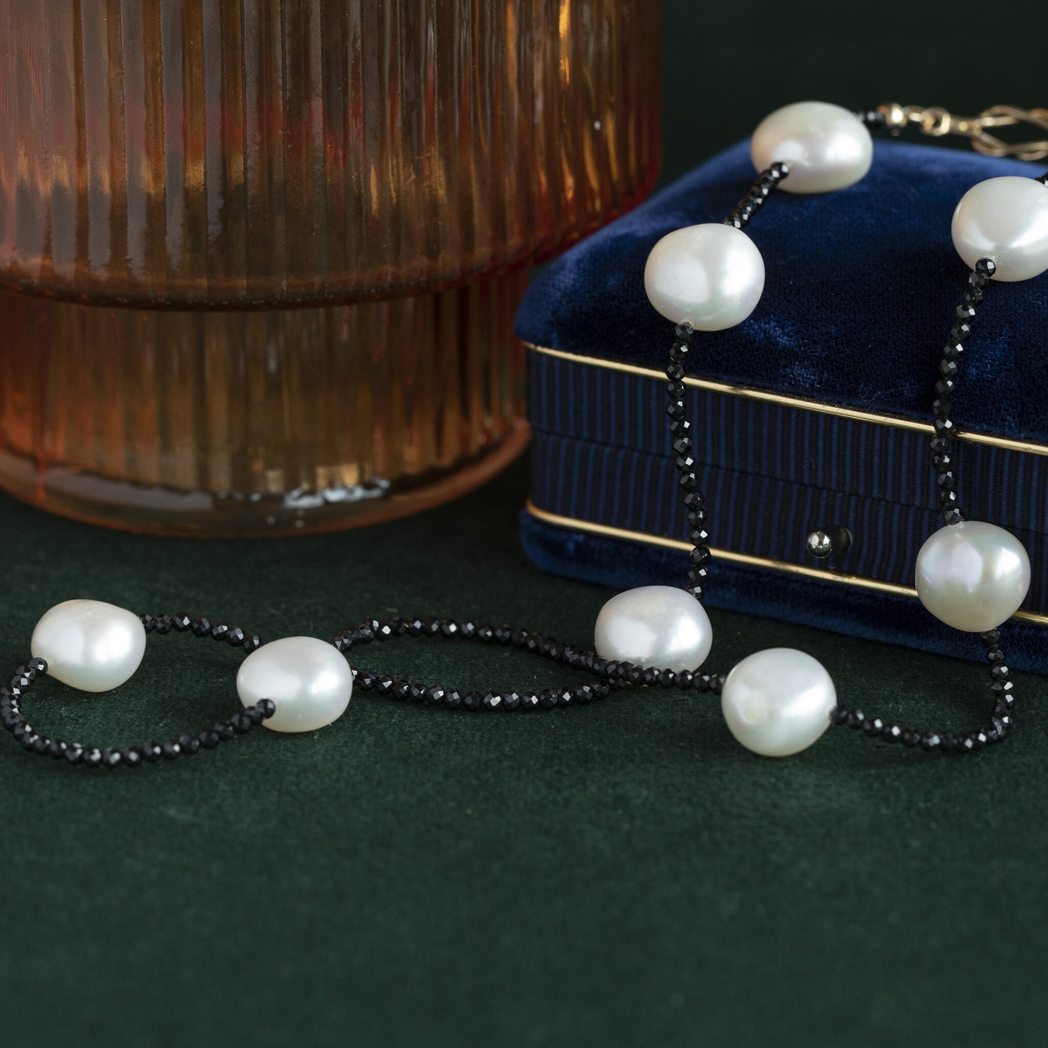 Onyx collier met witte parels en een gouden sluiting 41 cm 14 krt