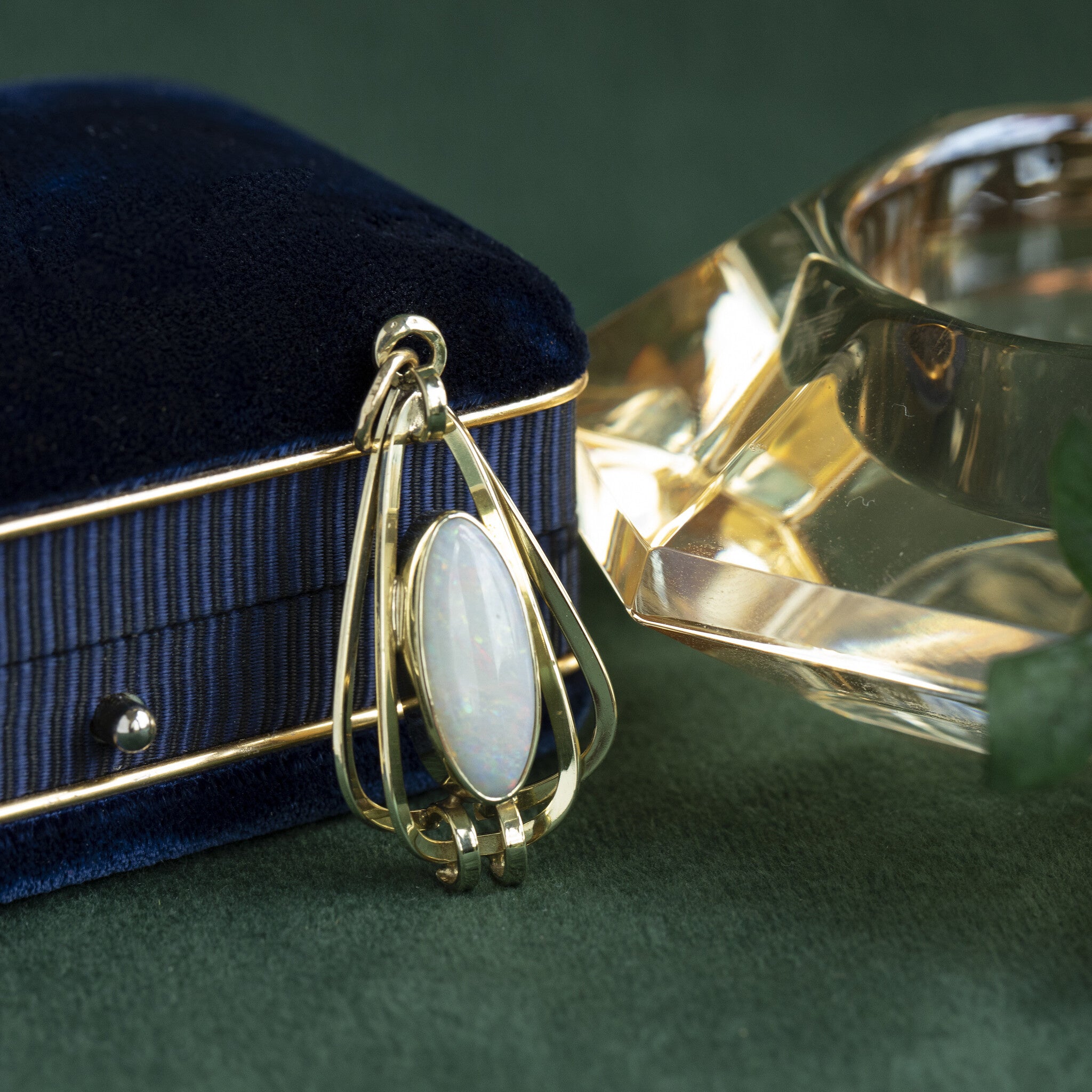 Gouden hanger met opaal 14 krt