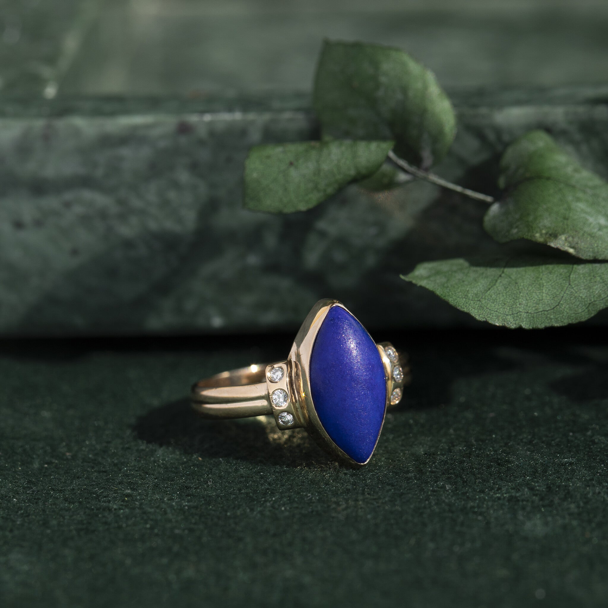14 kt gold ring with lapis lazuli and diamond