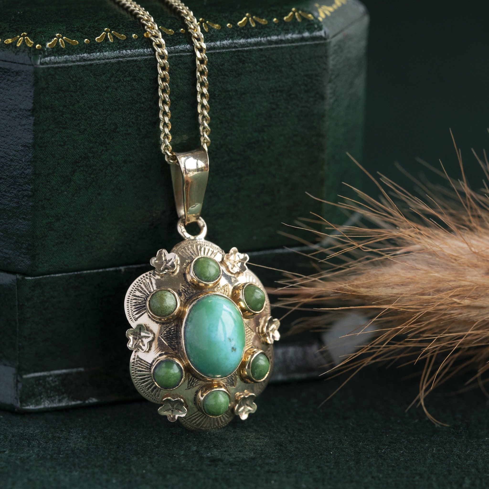 Gouden entourage hanger met turkoois 14 krt