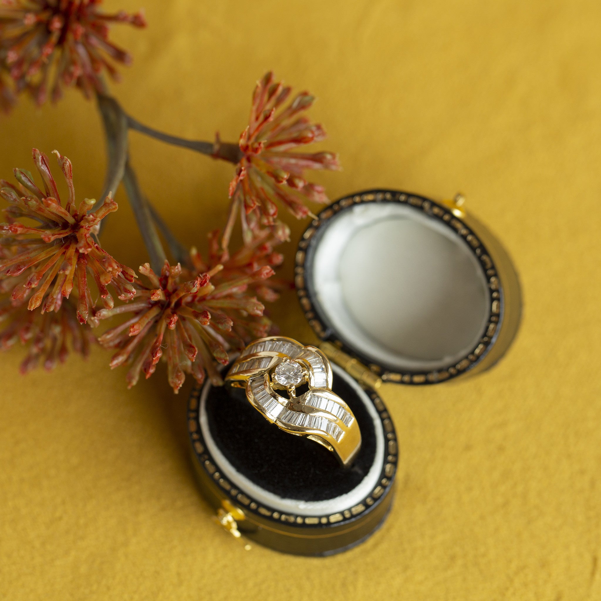 18 kt gold ring with diamond