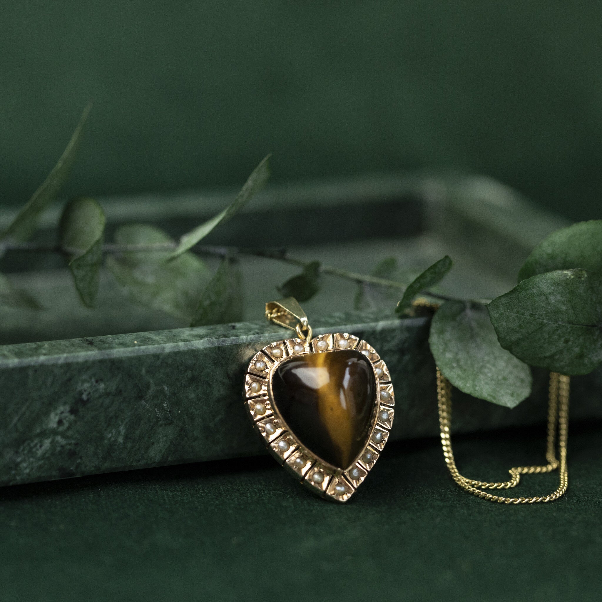 Gouden entourage hart hanger met tijgeroog en parels 14 krt