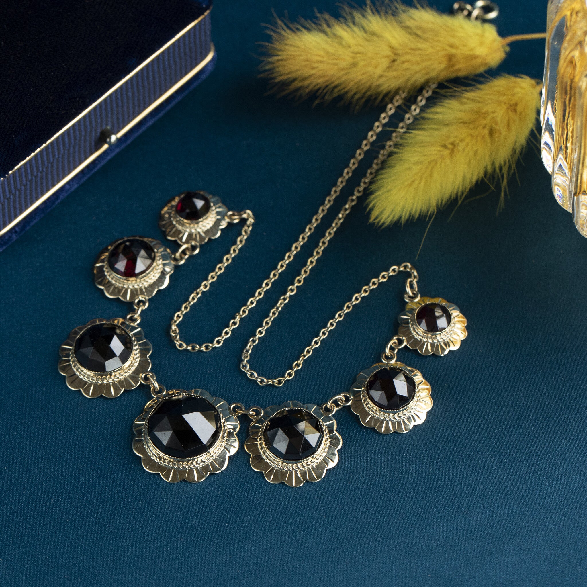 Gouden hanger met granaat 14 krt