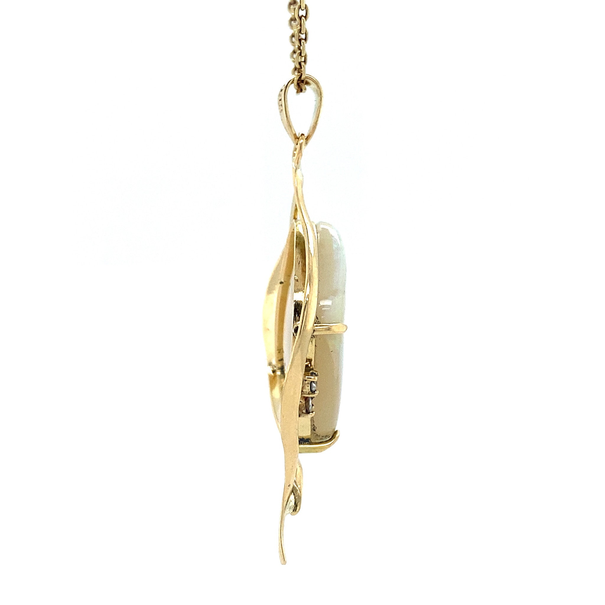 Gouden hanger met opaal en diamant 14 krt