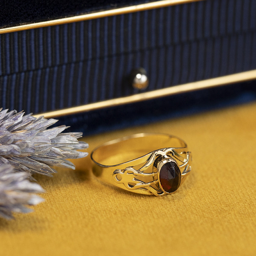 Gouden vintage ring met granaat 14 kt