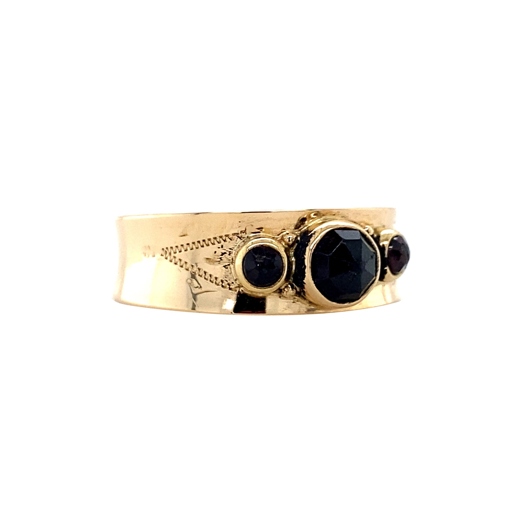 Gold ring with garnet, 14 kt