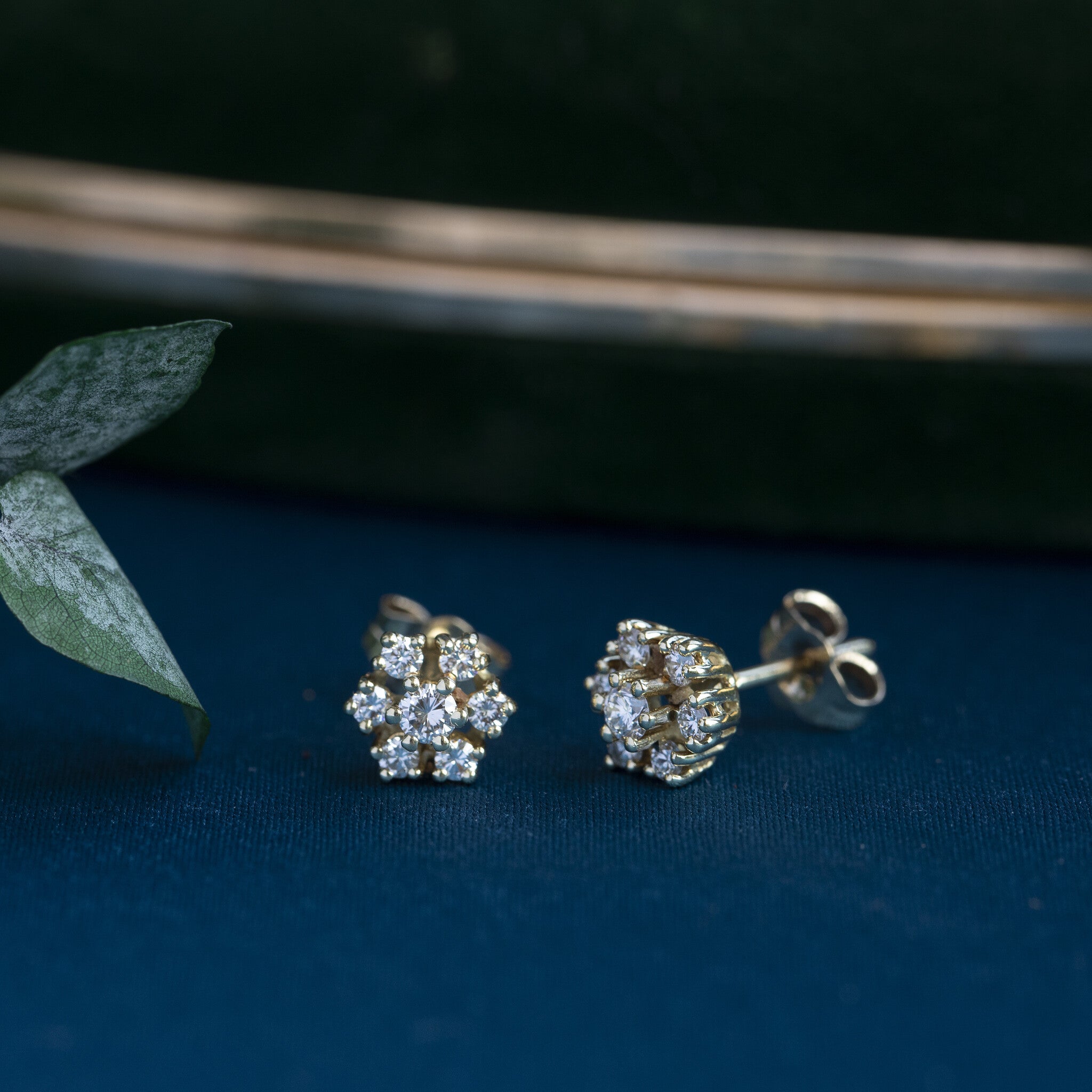 Gouden entourage oorstekers met diamant 14 krt