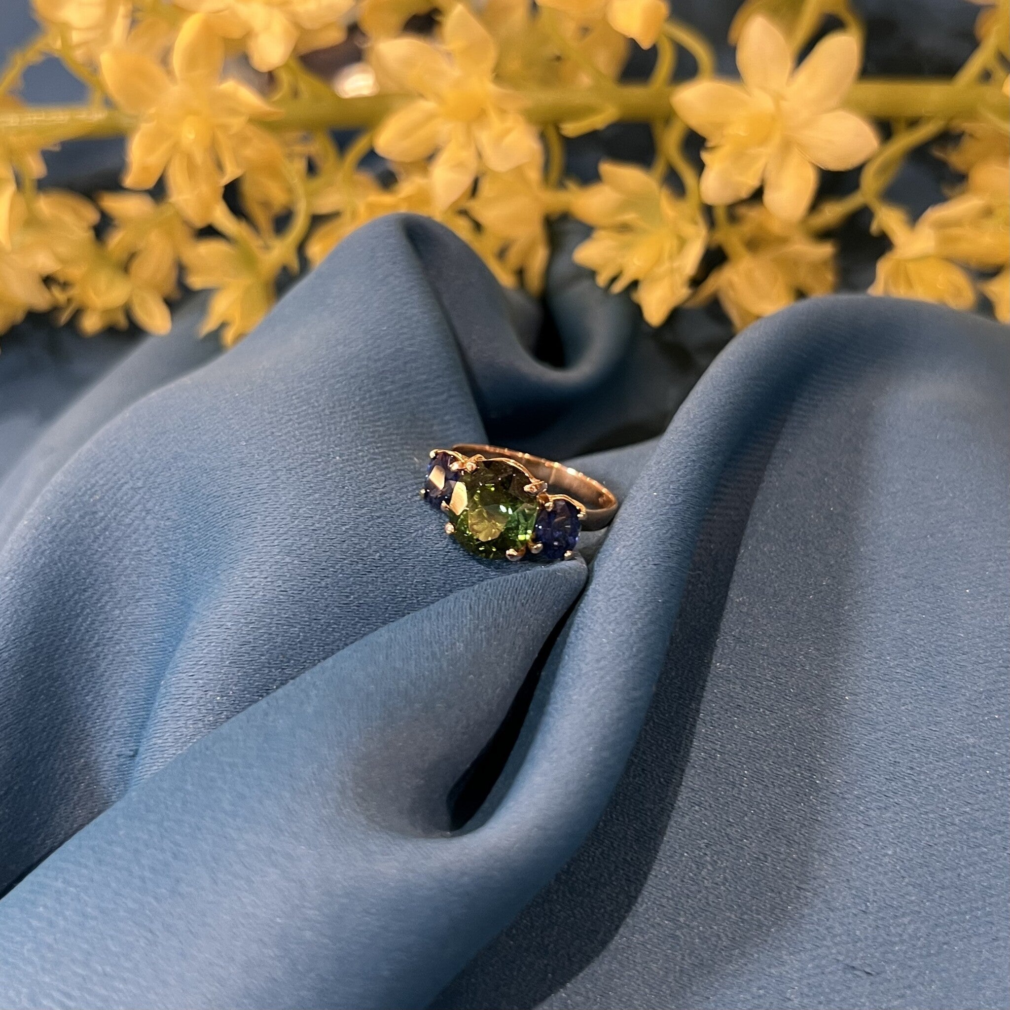 Gouden ring met toermalijn en saffier 14 krt