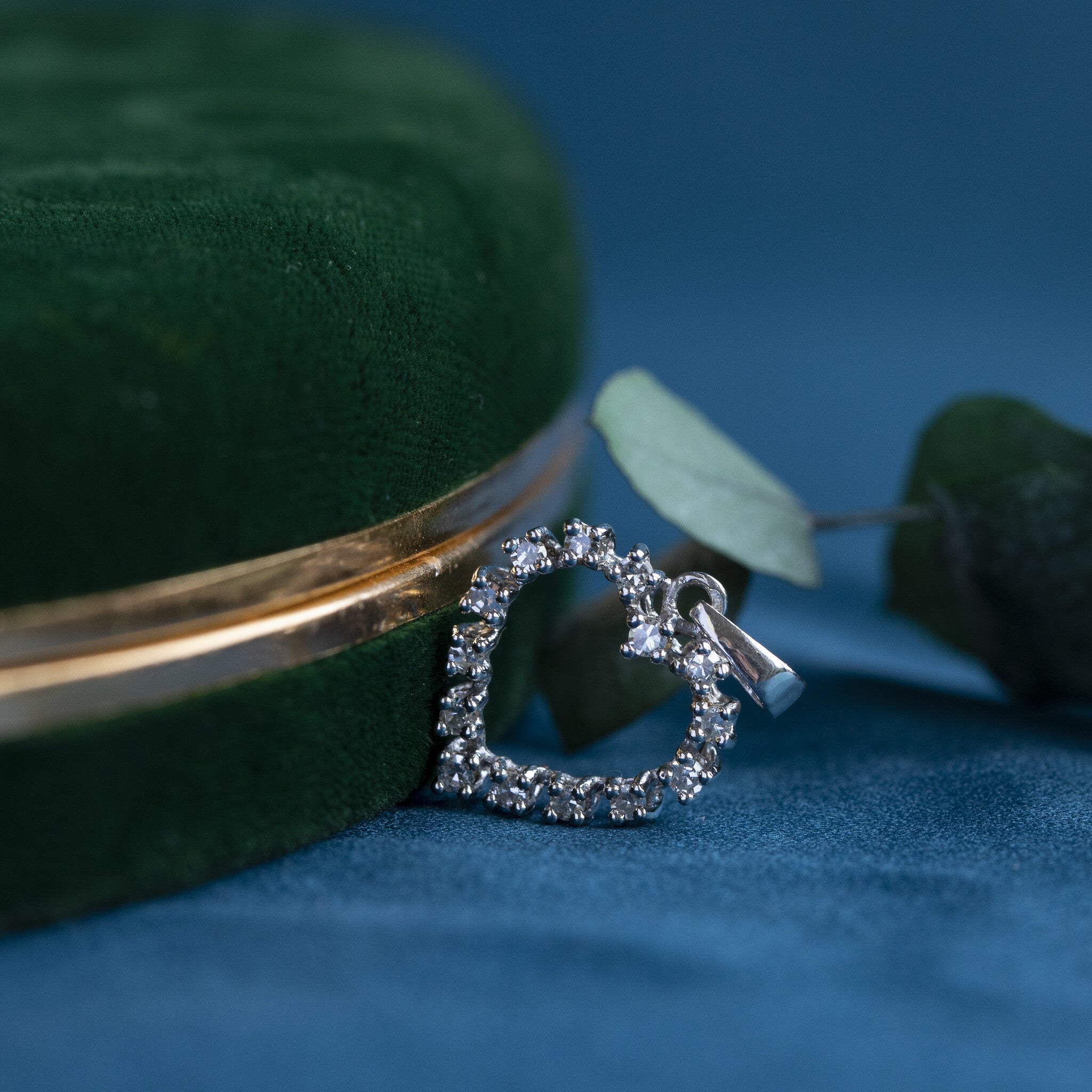 14 kt white gold heart pendant with diamond