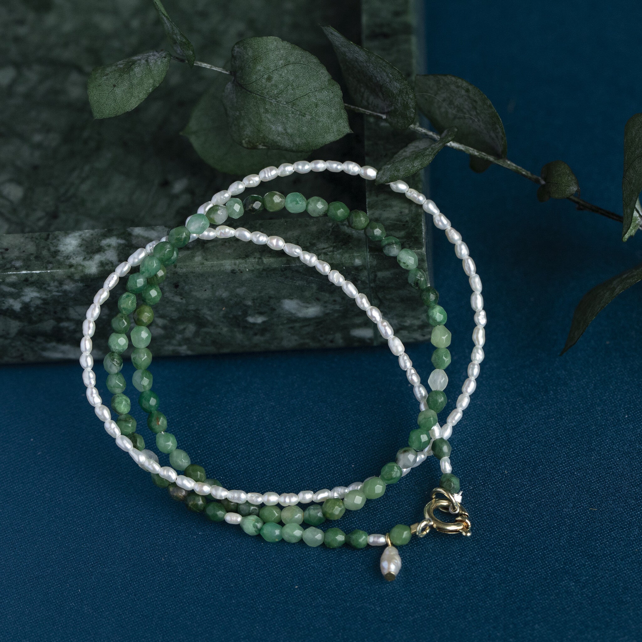 Jade and pearl necklace with gold clasp 46 cm 14 krt