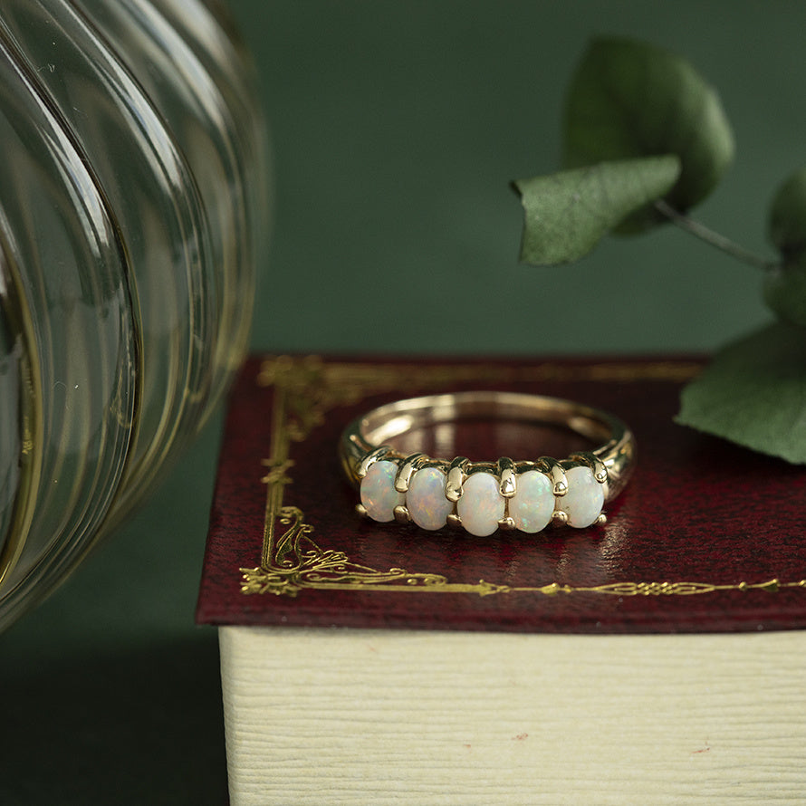 Vintage opal row ring, 9 kt