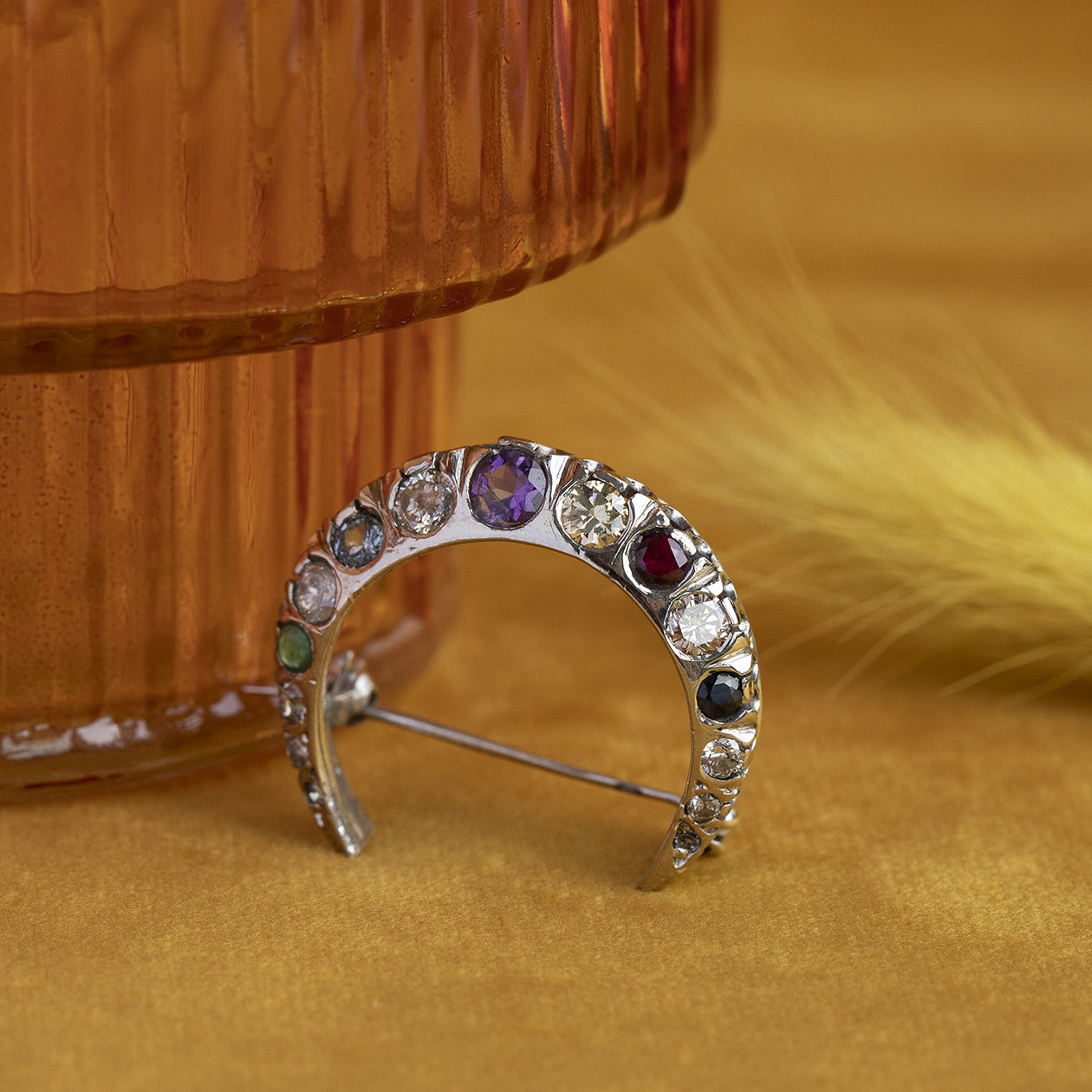 Witgouden broche crescent met diamant en glas 14 krt