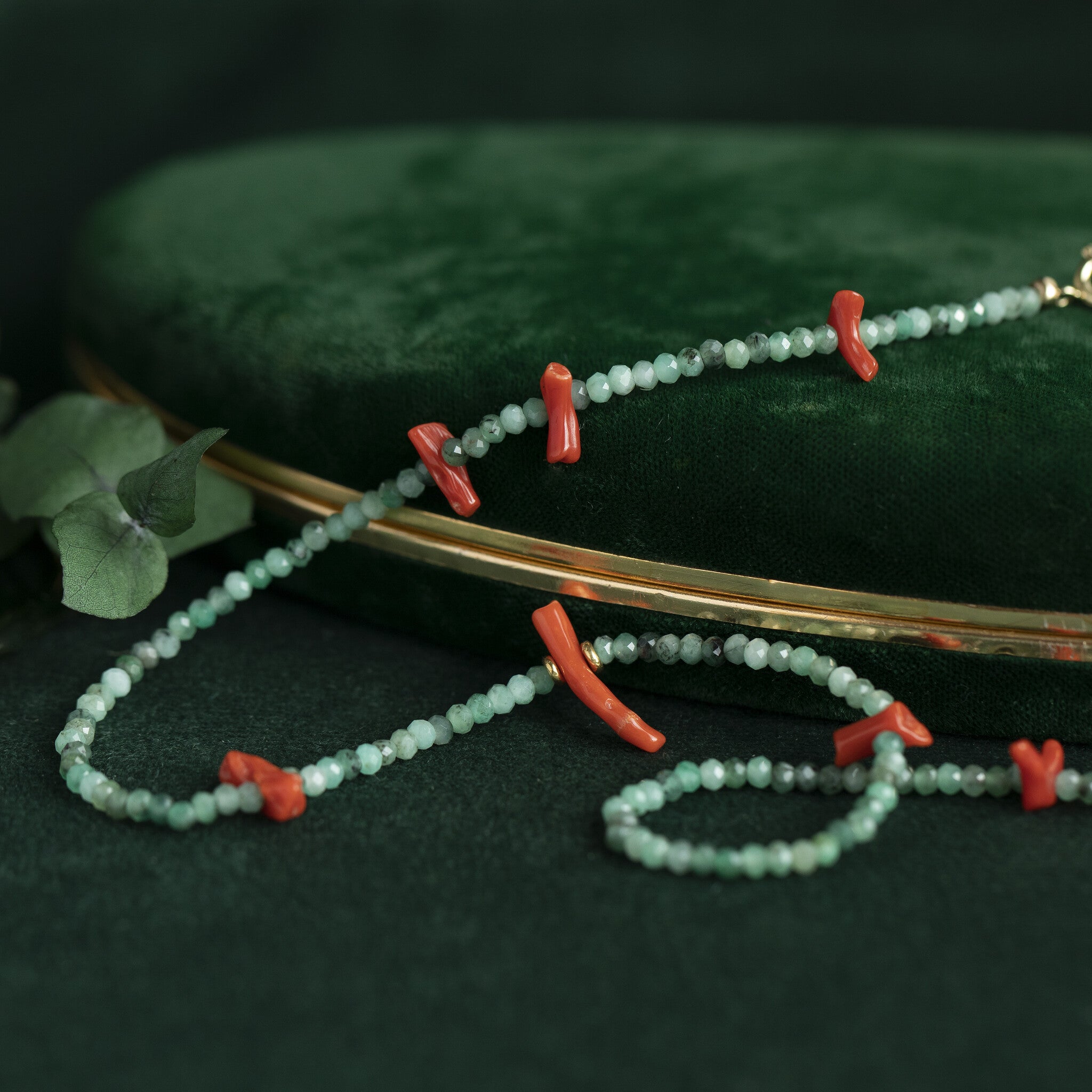 Emerald necklace with blood coral, 14 kt