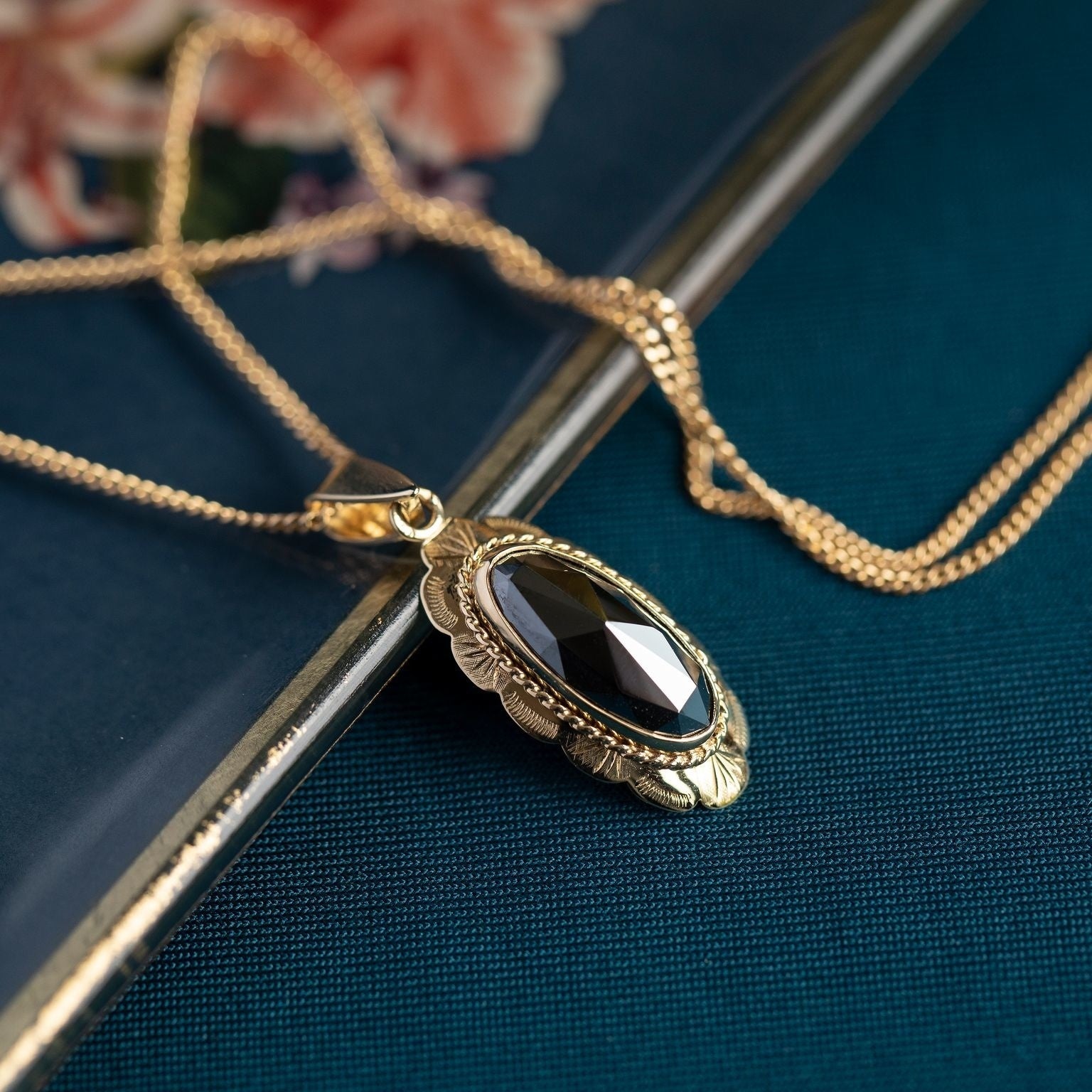 Gouden hanger met hematiet 14 krt