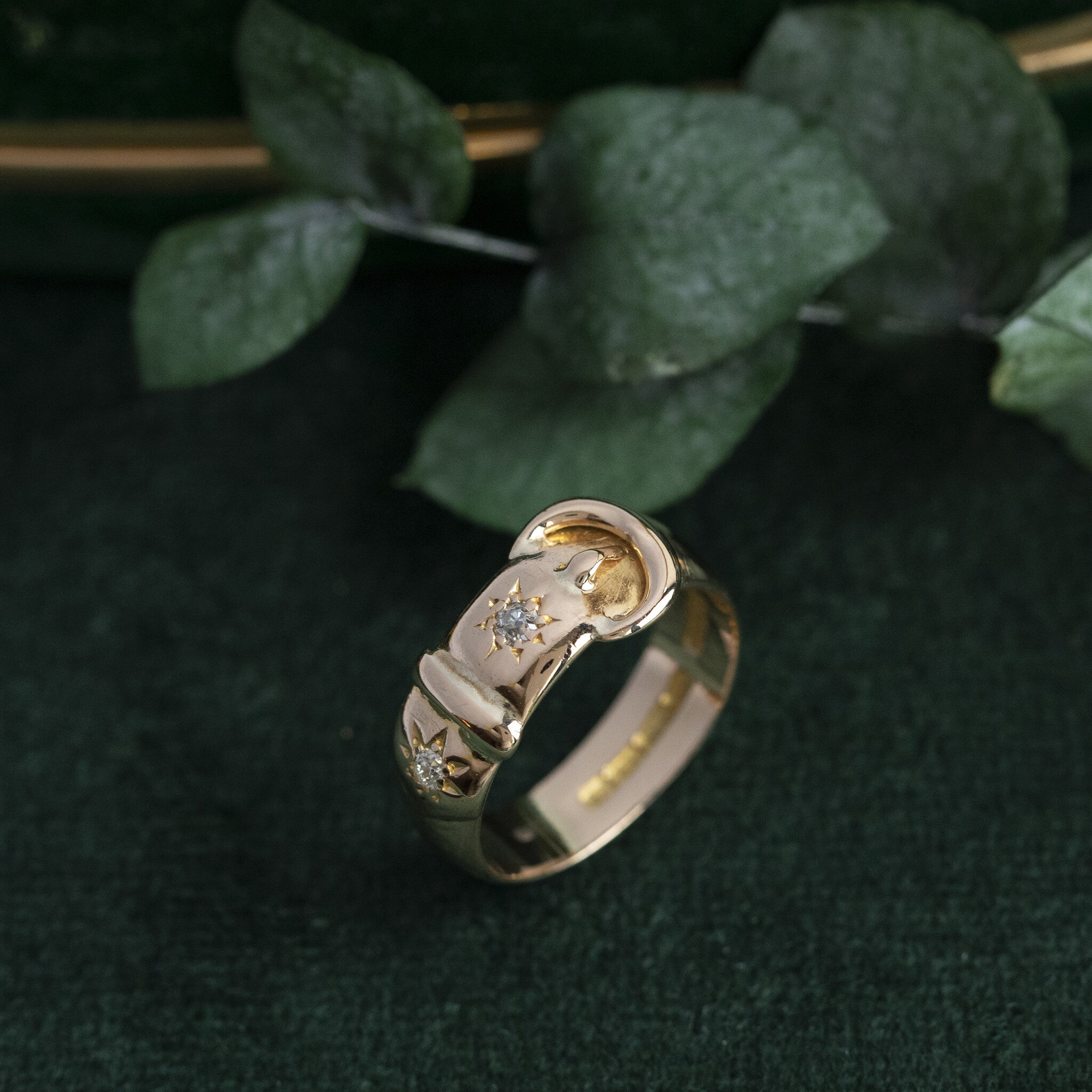 18 kt gold ring with diamond