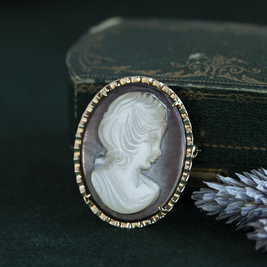 Gouden vintage hanger met parelmoer camee 14 kt