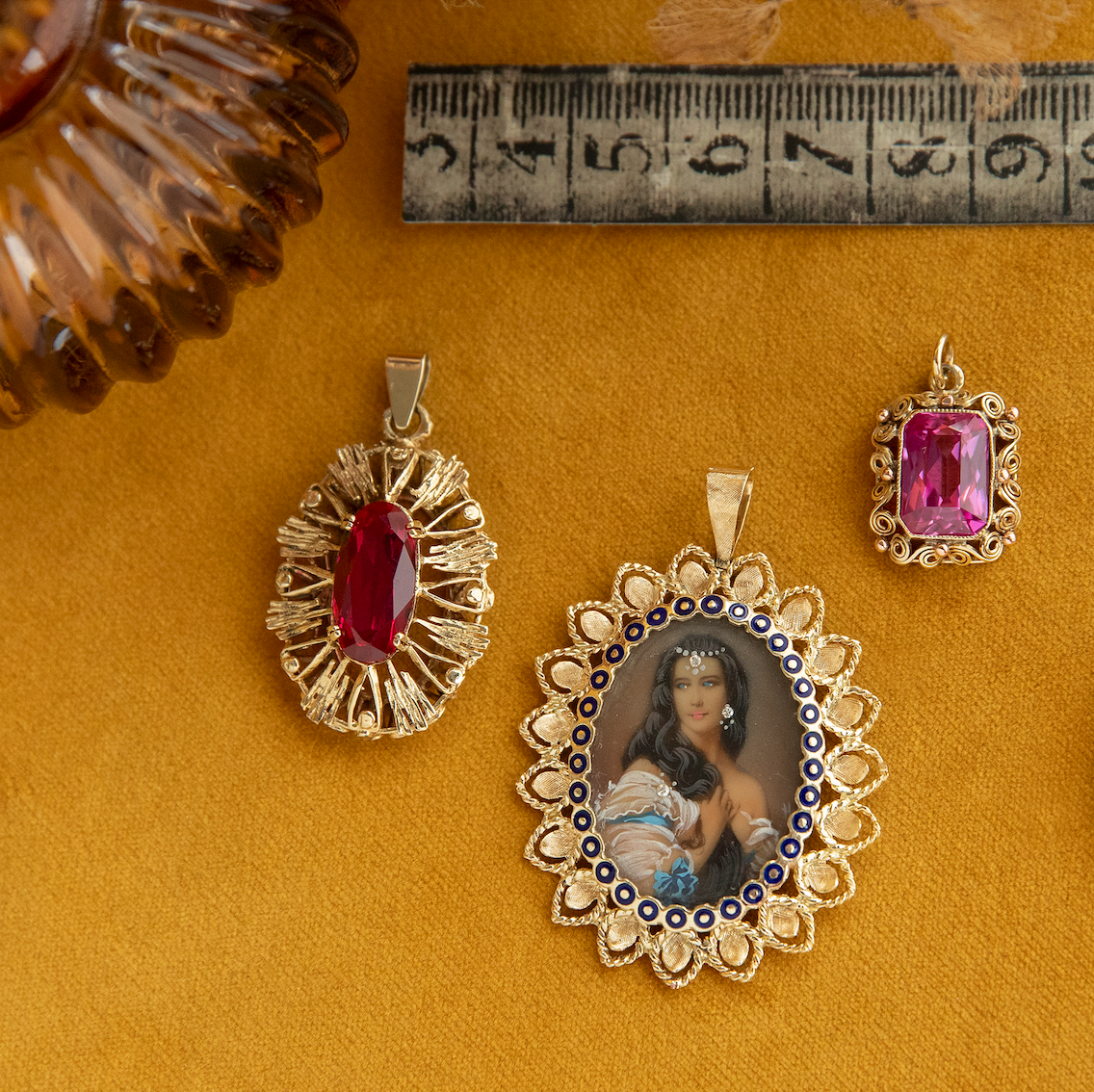 Vintage gold pendant with sapphire, 14 kt