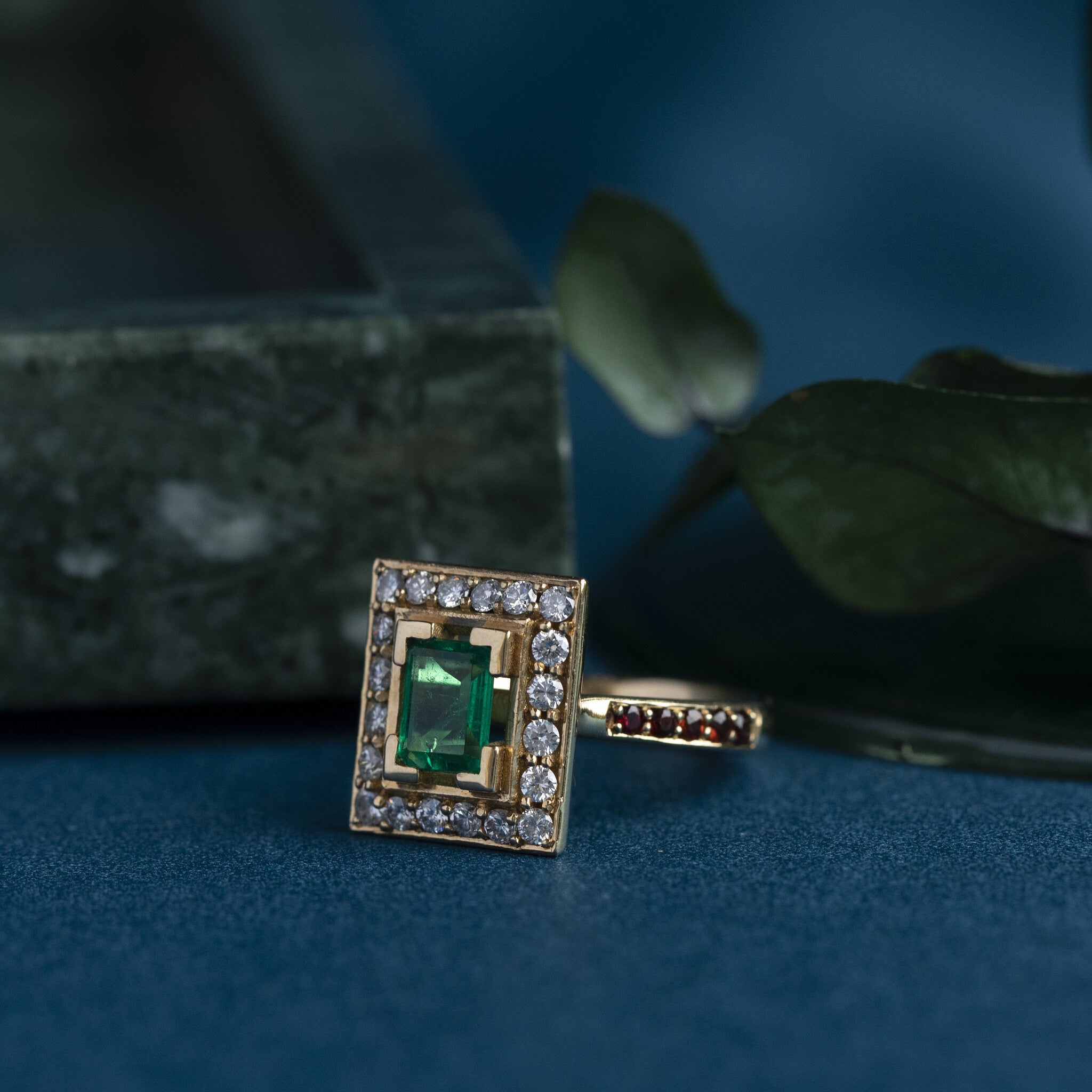 Gold ring with emerald, garnet and diamond 18 krt