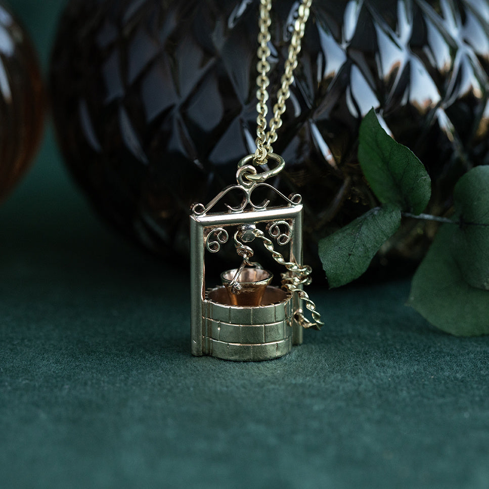 Gold wishing well pendant 14 krt